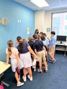 Rosarian 5th Grade Reinforces Learning on Field Trip to Library